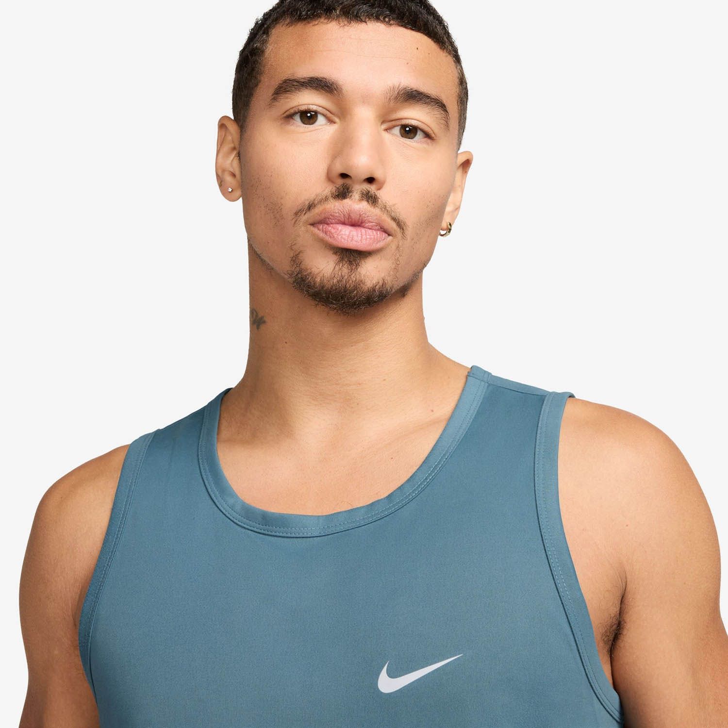 Nike Court Victory