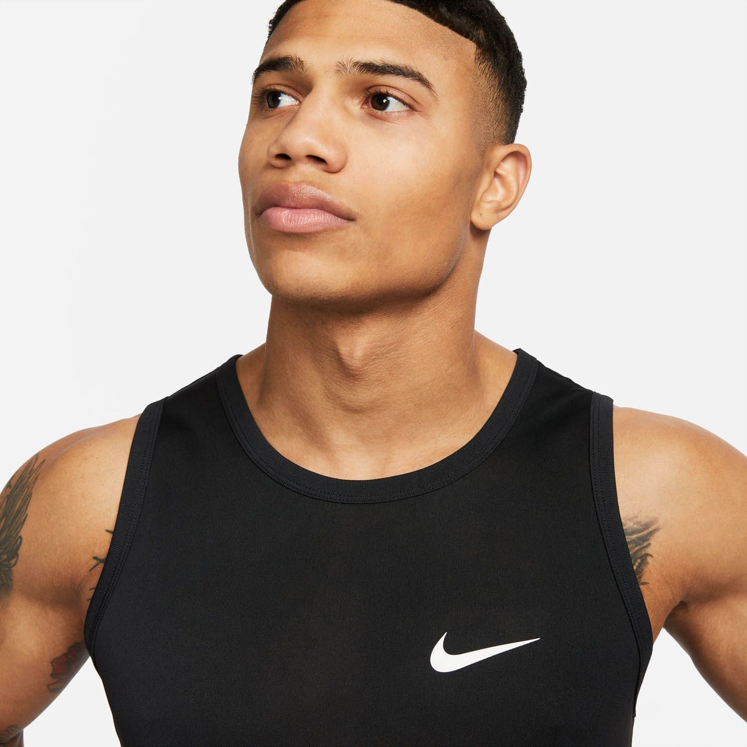 Nike Court Victory